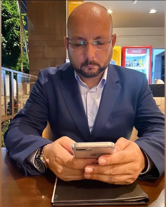 Fabricio concentrado ao celular