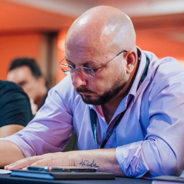 Fabricio em seu ambiente de trabalho